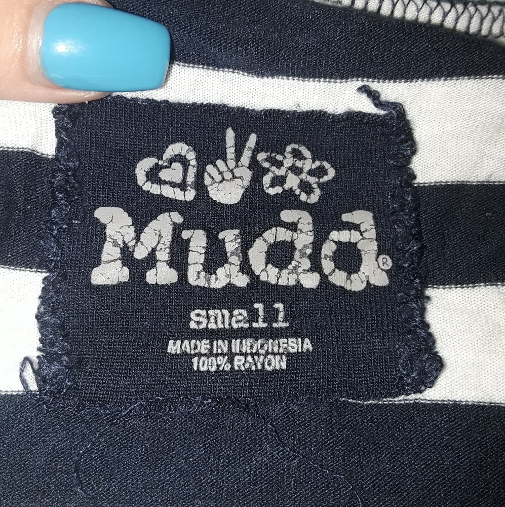 Blue and white stripped scoop neck tshirt